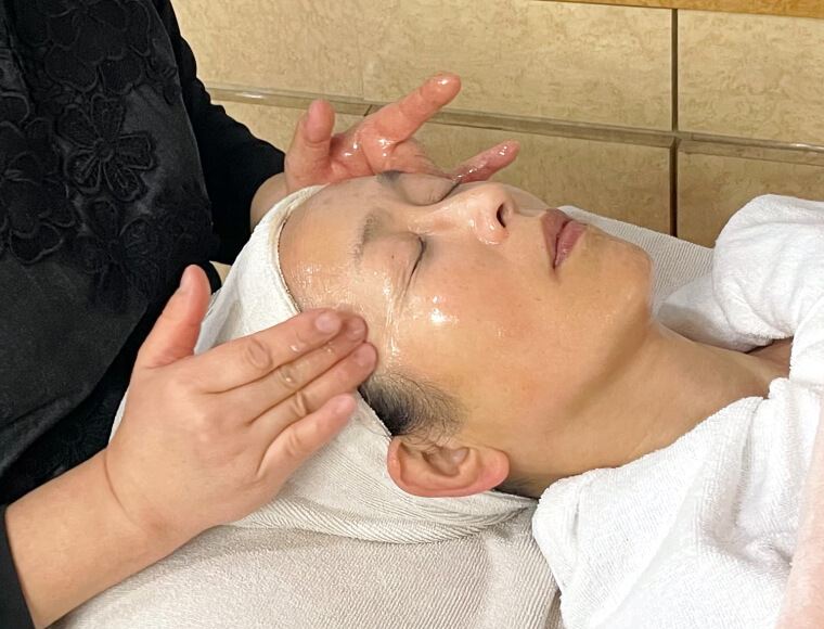 女性がエステを受けている写真