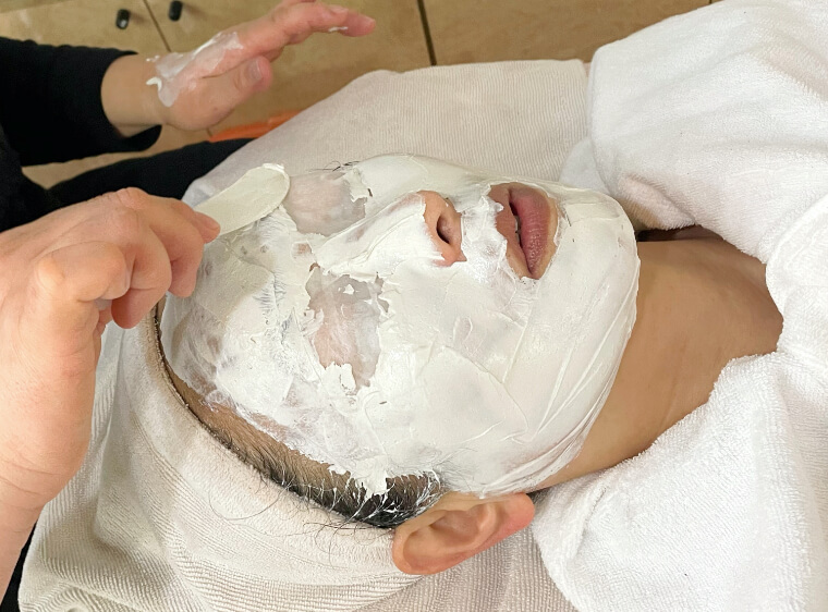 女性がエステを受けている写真